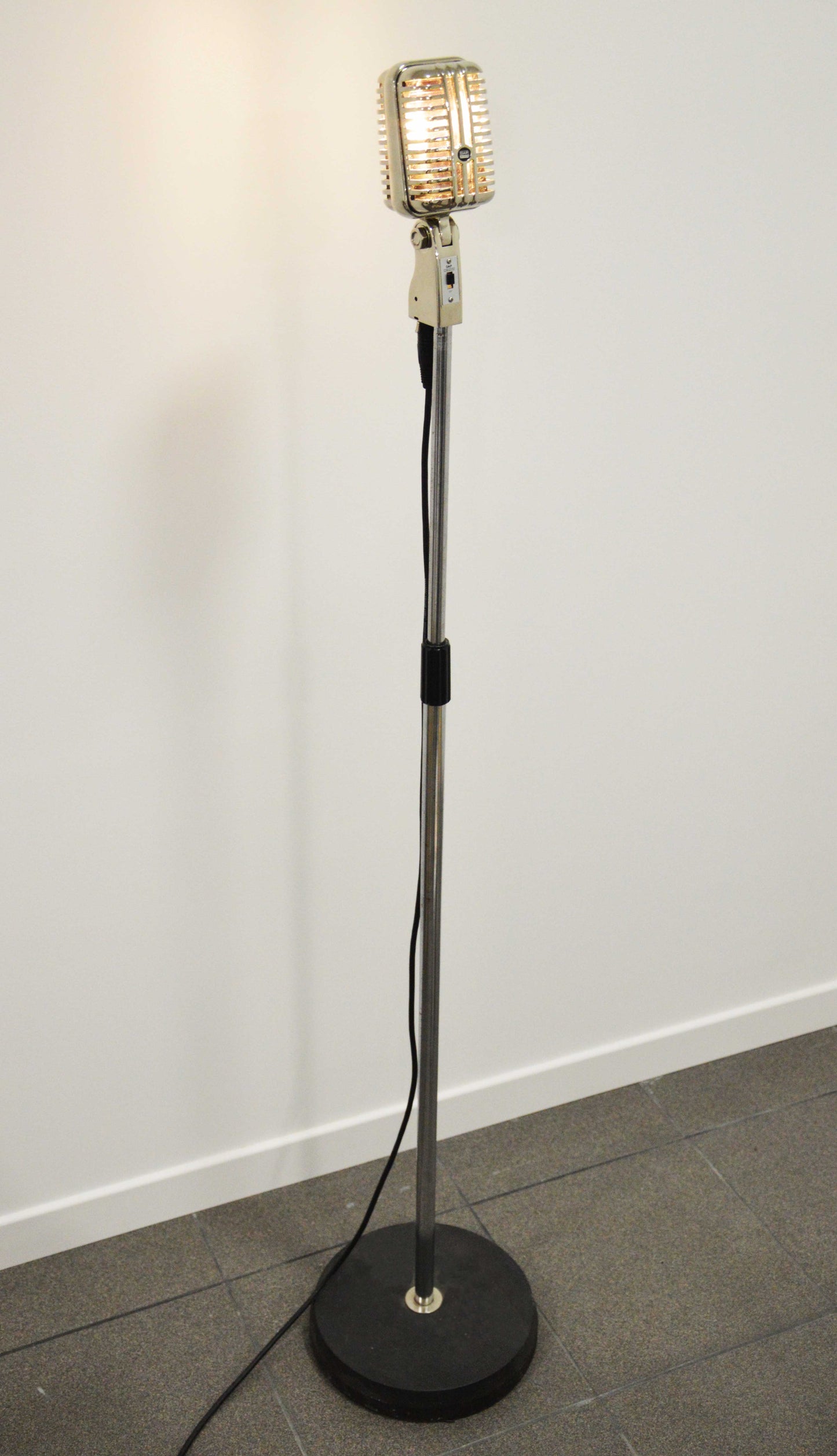 Lampe sur pied microphone Skull par Charlie Clouet