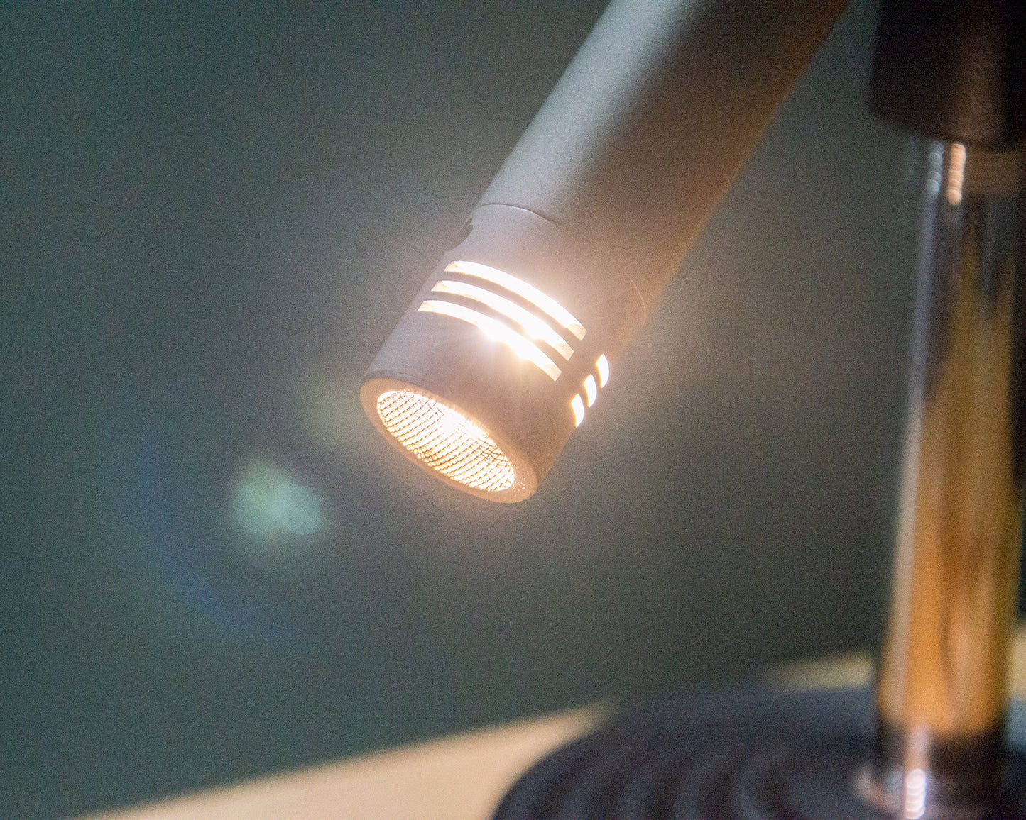 Lampe de bureau/chevet microphone Stick par Charlie Clouet