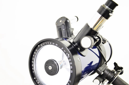 Lampe de salon faite à partir d’un télescope bleu sur trépied en bois