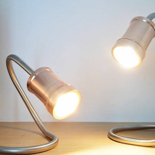 Lampes de bureau en cuivre et acier inoxydable fabriquées à partir de matériaux recyclés