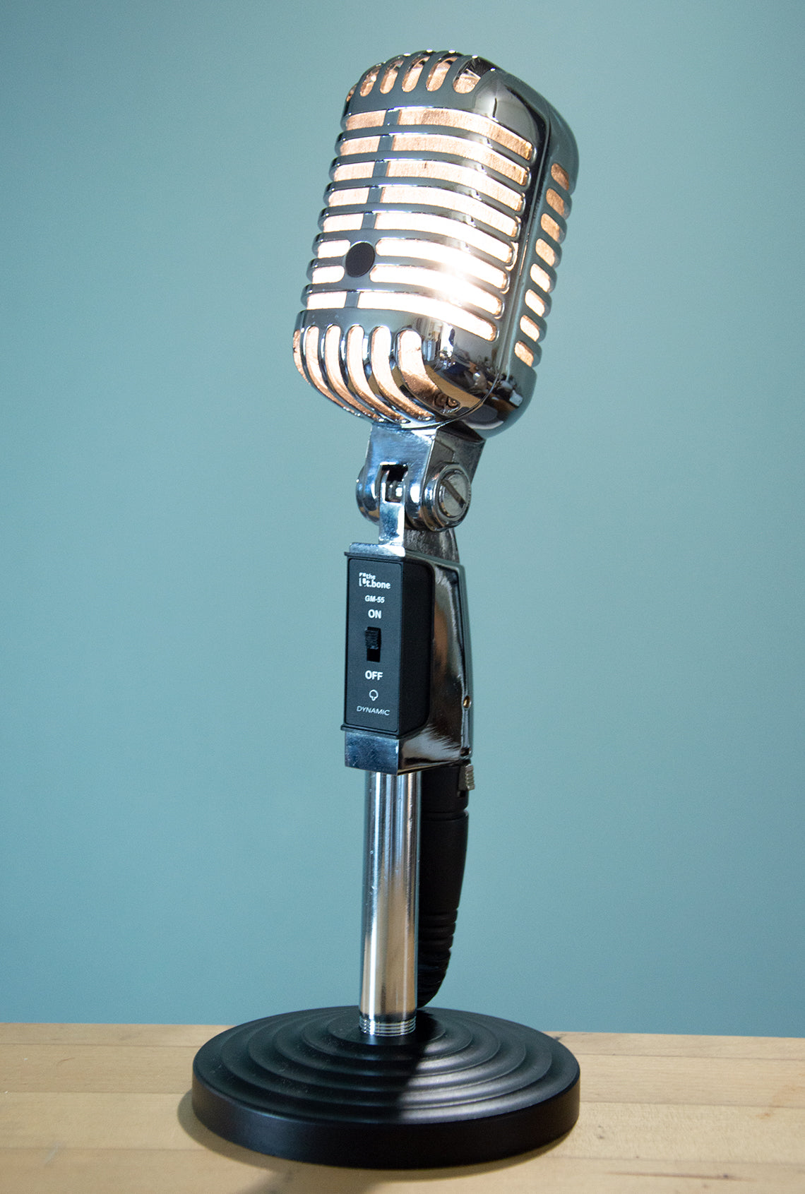 Lampe de bureau/chevet microphone Bone par Charlie Clouet