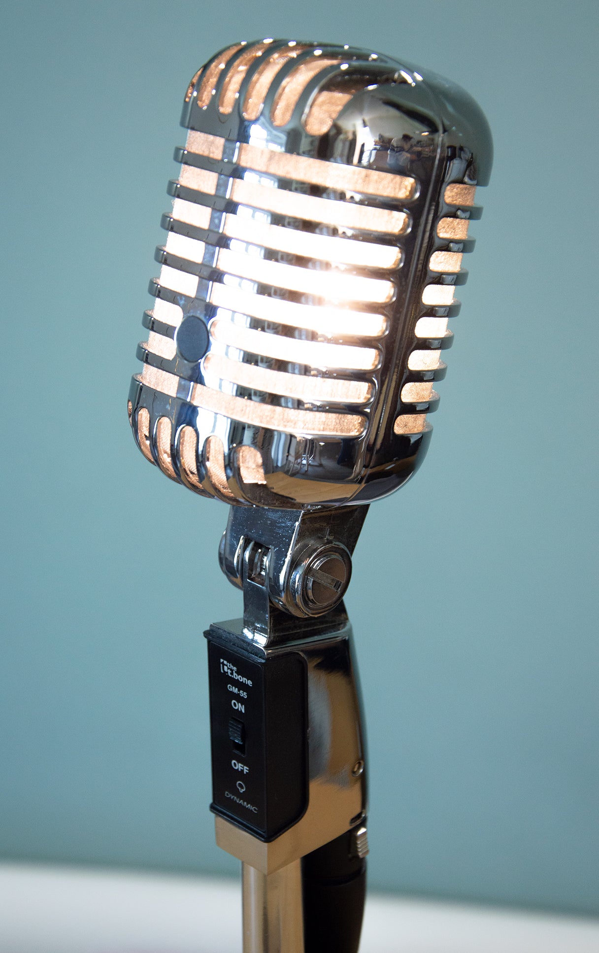 Lampe de bureau/chevet microphone Bone par Charlie Clouet