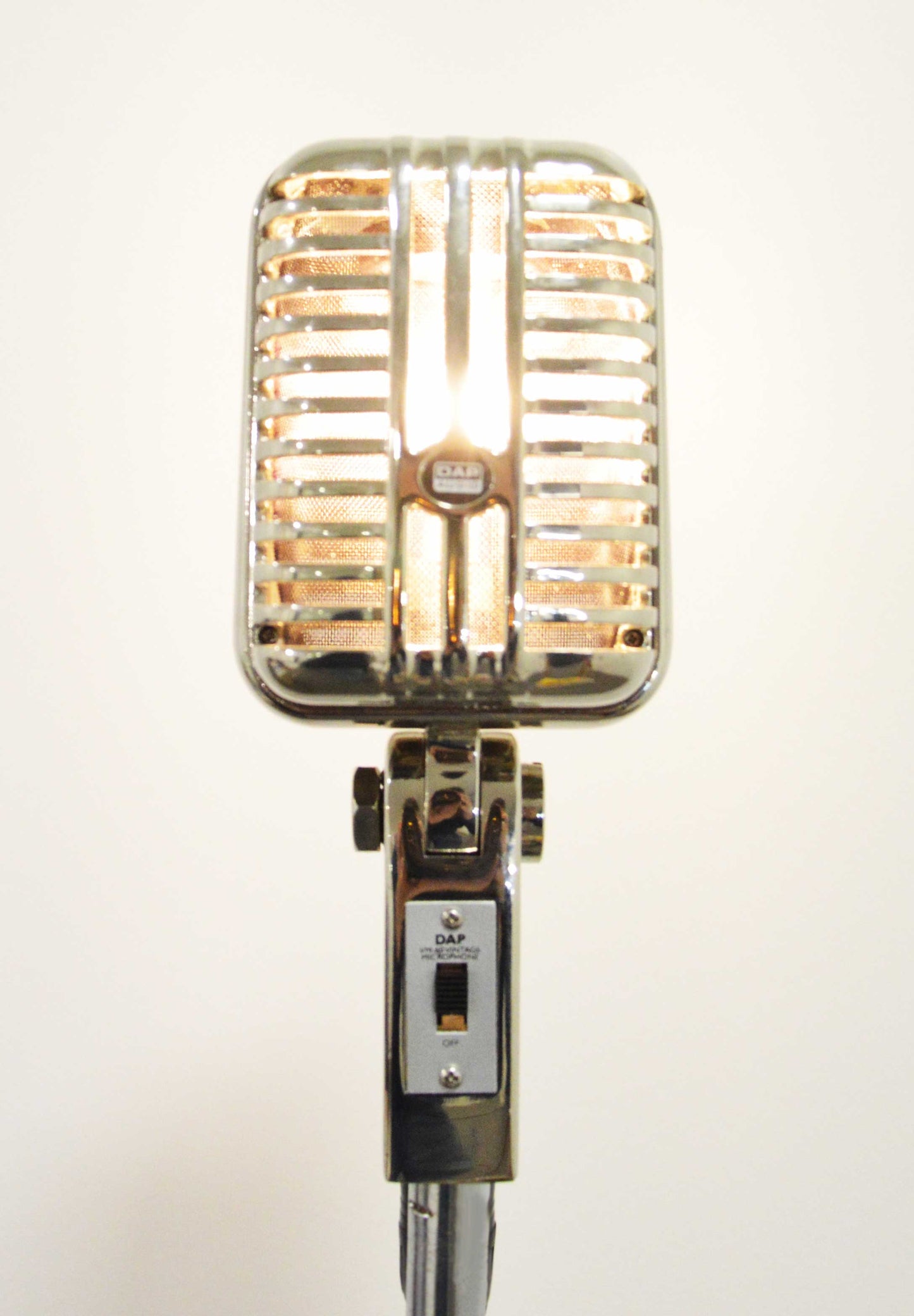 Lampe sur pied microphone Skull par Charlie Clouet