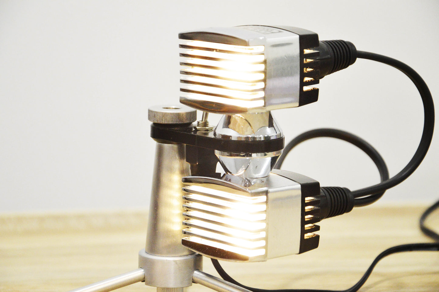 Lampe de bureau/chevet microphone Stereolight par Charlie Clouet