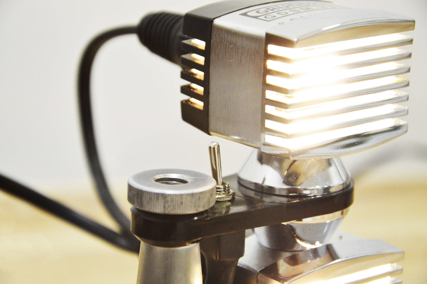 Lampe de bureau/chevet microphone Stereolight par Charlie Clouet