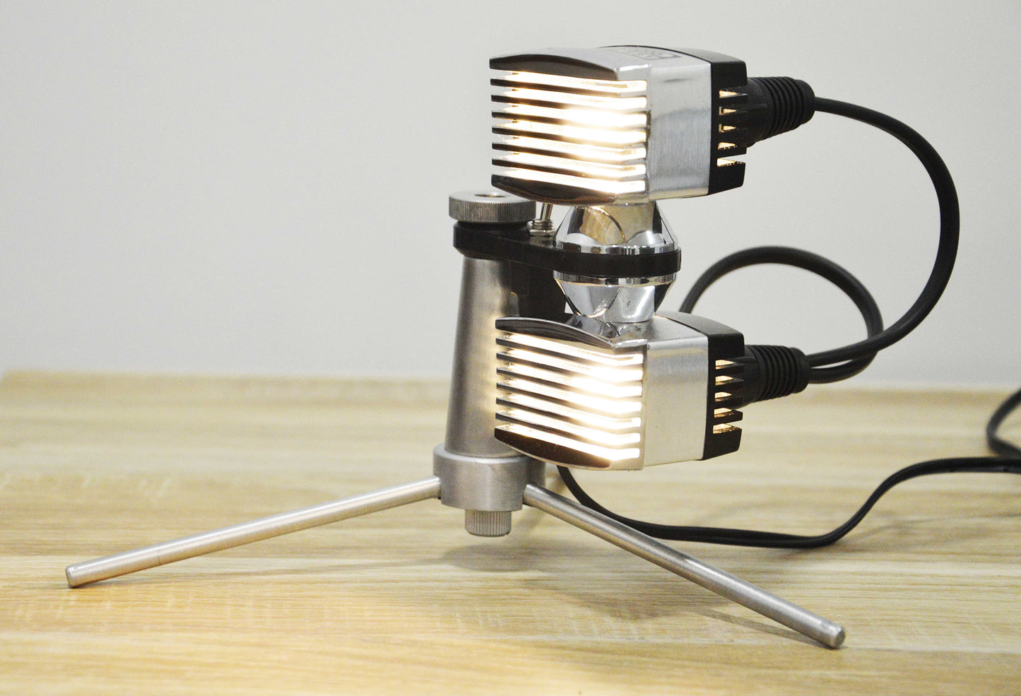 Lampe de bureau/chevet microphone Stereolight par Charlie Clouet
